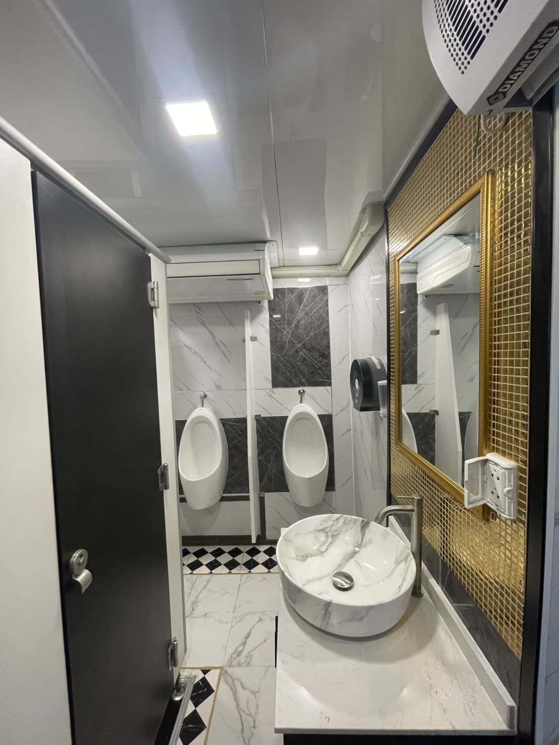 ภายใน รถสุขาเคลื่อนที่นาคินทร์ - ภาพตัวอย่าง 1