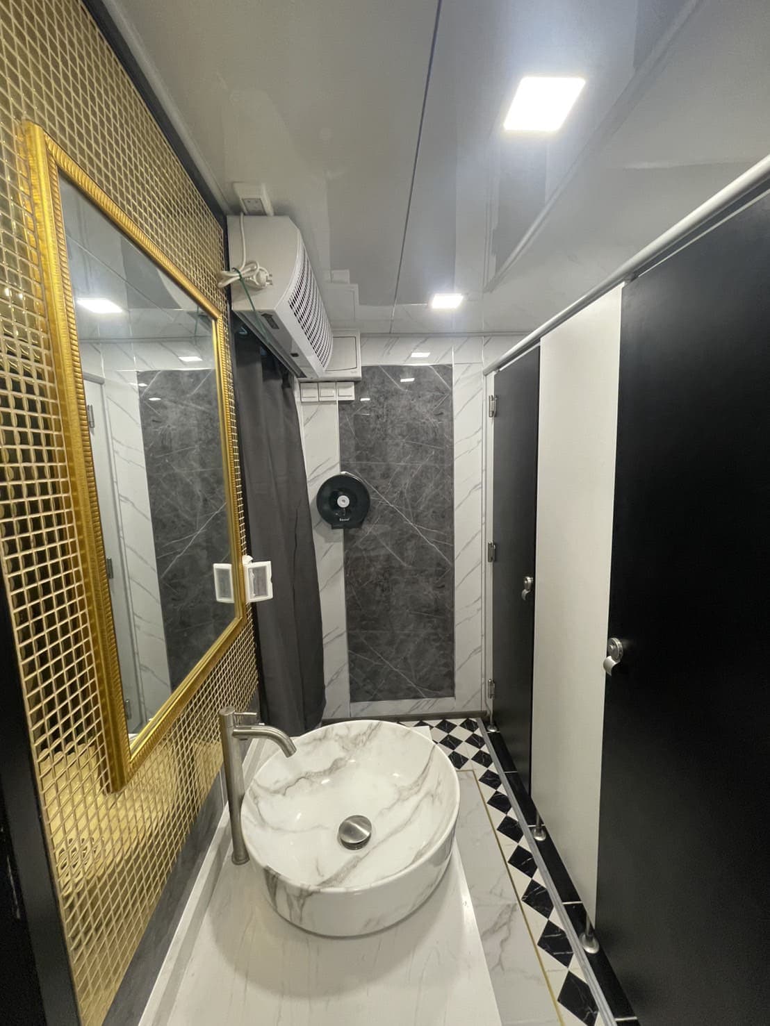 ภายใน รถสุขาเคลื่อนที่นาคินทร์ - ภาพตัวอย่าง 2