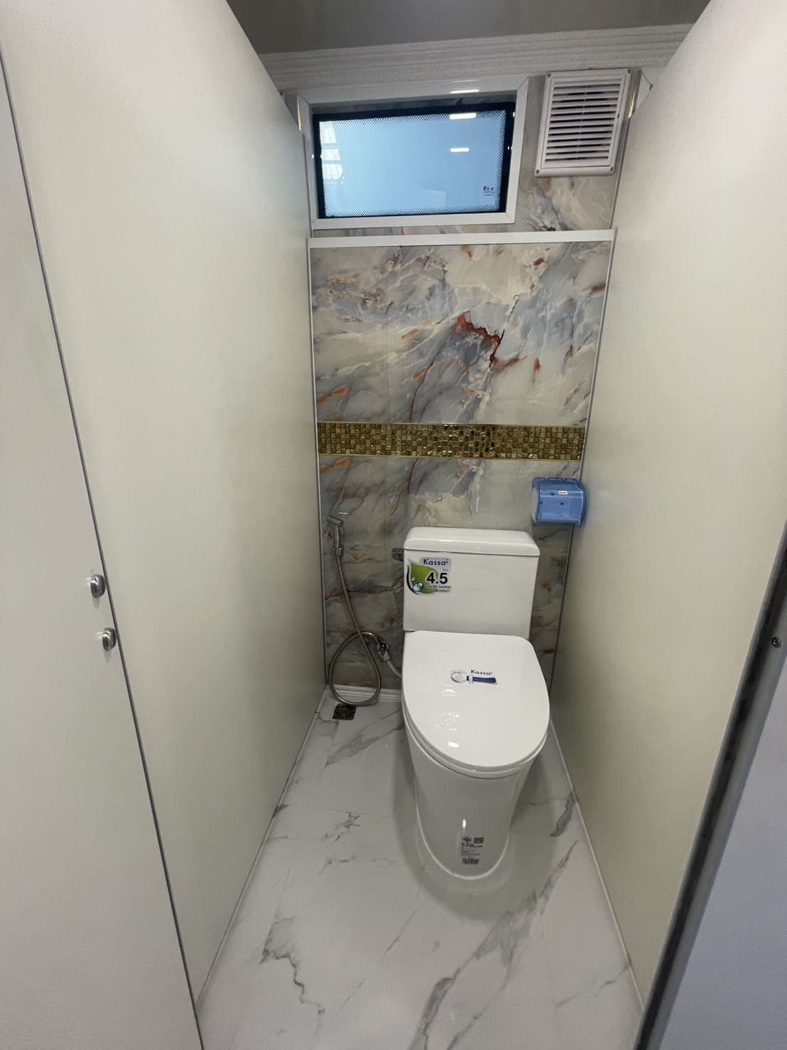 ภายใน รถสุขาเคลื่อนที่นาคินทร์ - ภาพตัวอย่าง 3